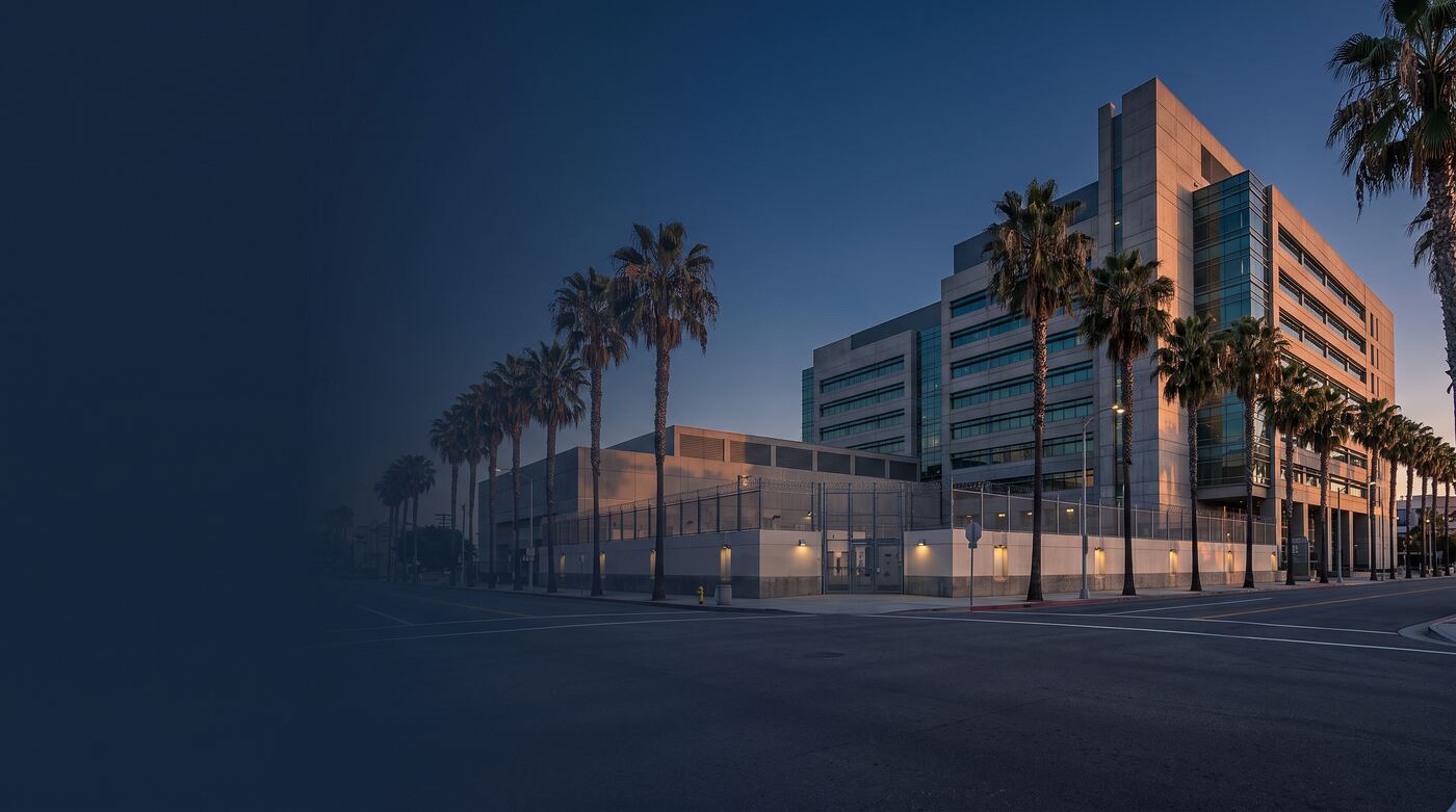 Complejo cívico y de custodia del Condado de Orange entre palmeras al atardecer